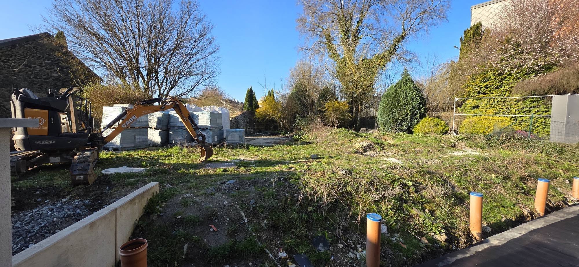 Preparation de terrain - mini pelle en action